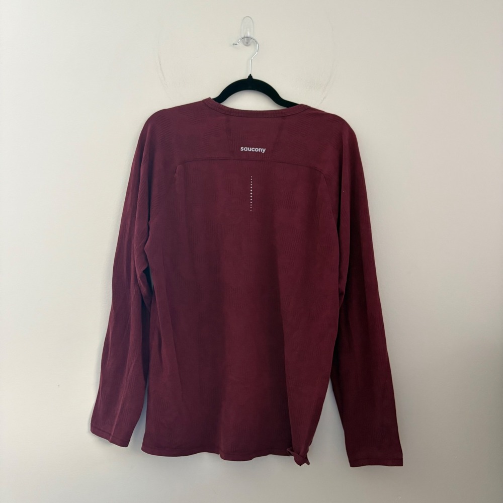 Saucony Mens Long Sleeve Running Shirt‎ Burgundy Maroon Textured Jacquard Medium - Picture 2 of 8